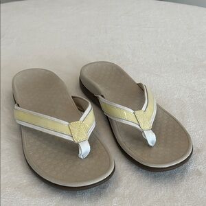 Vionic Tan and Cream Sandals